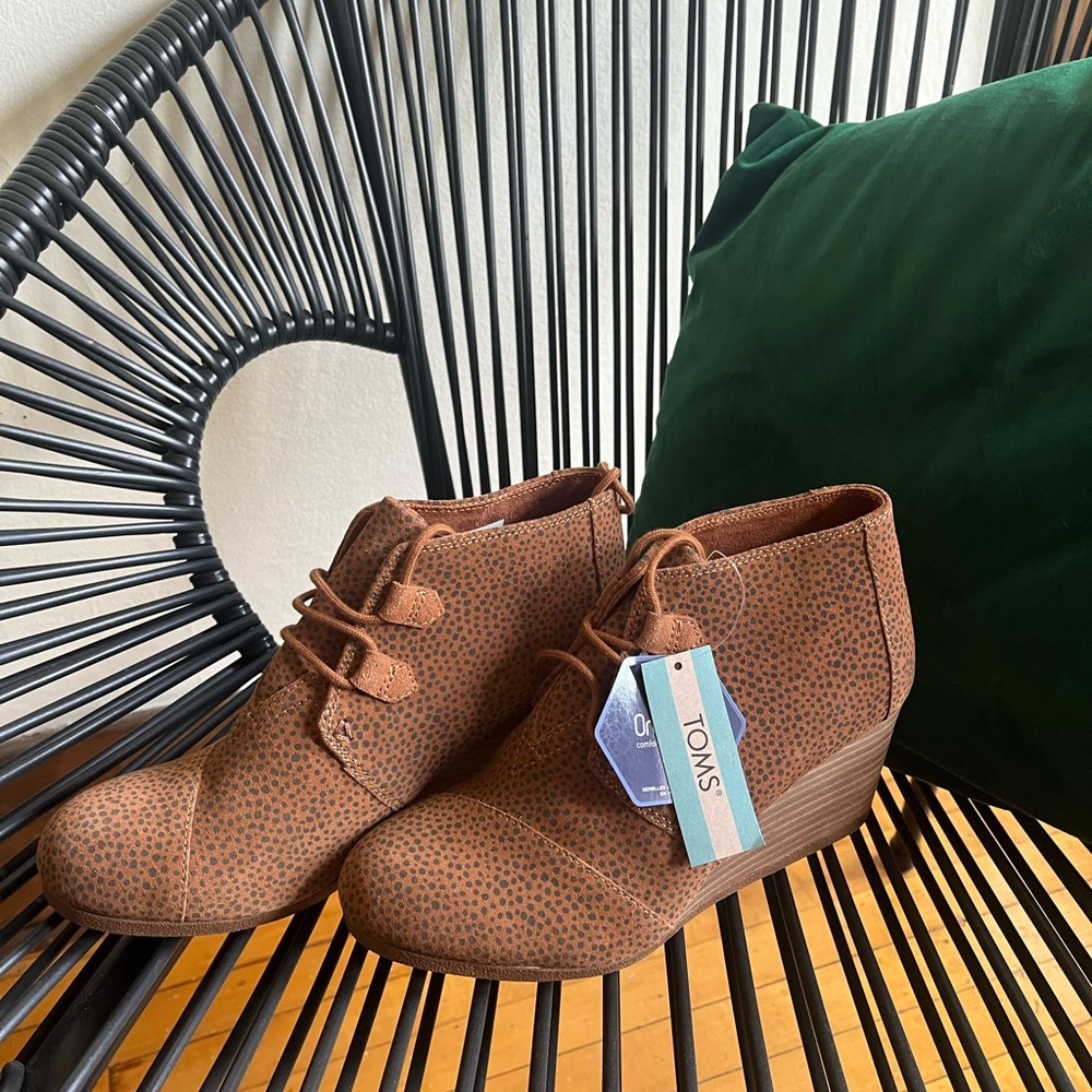 NWT Toms Cheetah Lace Up Wedge Booties